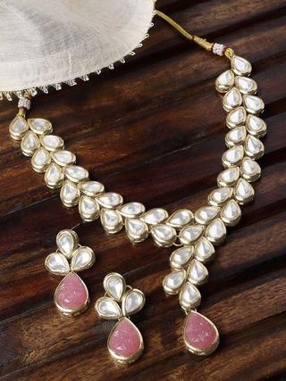 Karatcart Gold Plated Pink Drop Shape Carved Stone and Kundan Studded Necklace Set